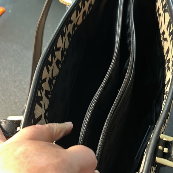 Michael Kors EUC Large Handbag - Picture 6 of 16